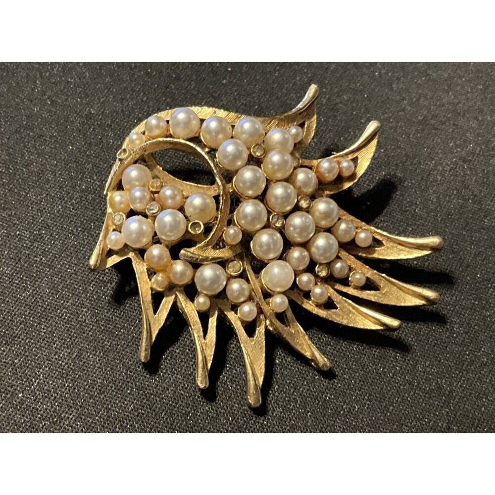 Gold Tone Cluster of Faux Pearls Brooch (missing 1 pearl)